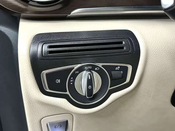 Фото 10 - Mercedes-Benz V-Class