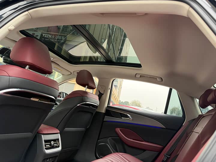 Фото 15 - Hongqi H5