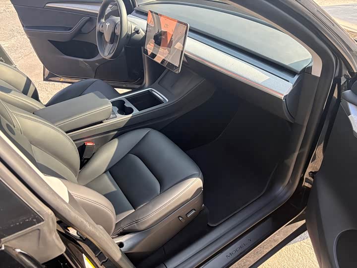 Фото 10 - Tesla Model Y