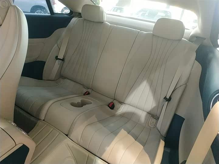 Фото 17 - Mercedes-Benz E-Class