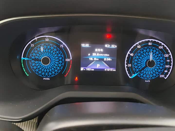 Фото 14 - Hongqi E-QM5