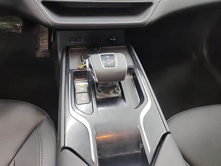 Фото 16 - Hongqi E-QM5