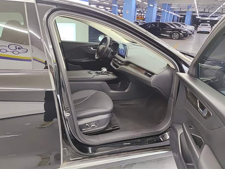 Фото 8 - Hongqi E-QM5