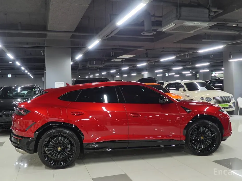 Фото 2 - Lamborghini Urus