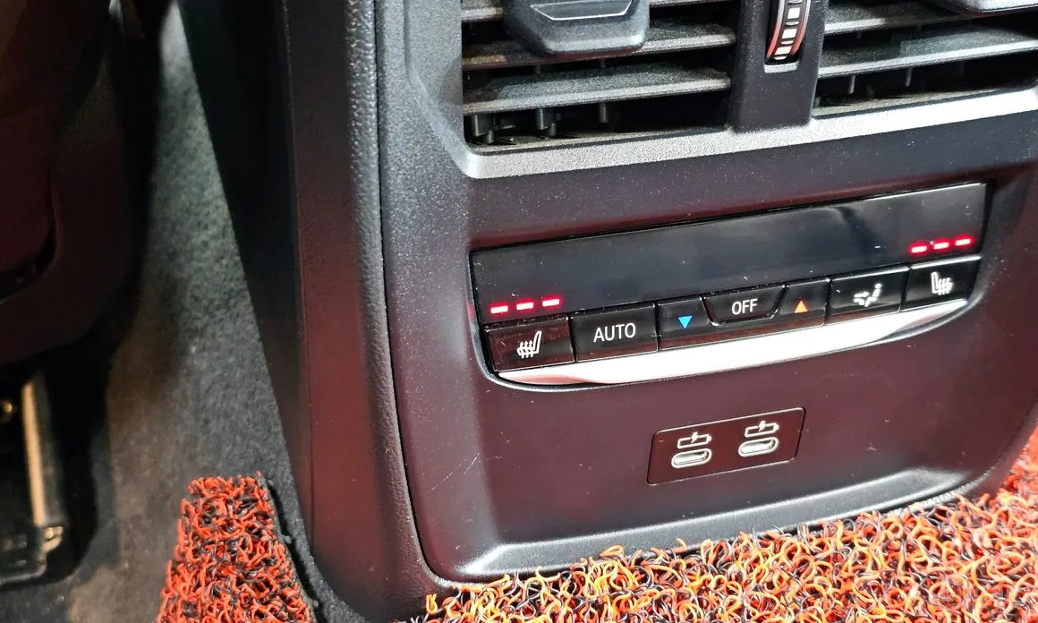 Photo 18 - BMW 3 Series