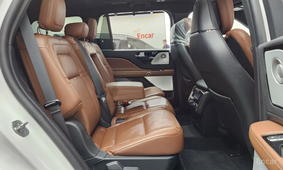 Фото 12 - Lincoln Aviator