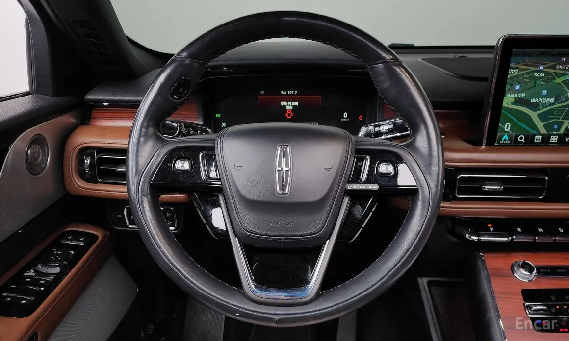 Фото 13 - Lincoln Aviator