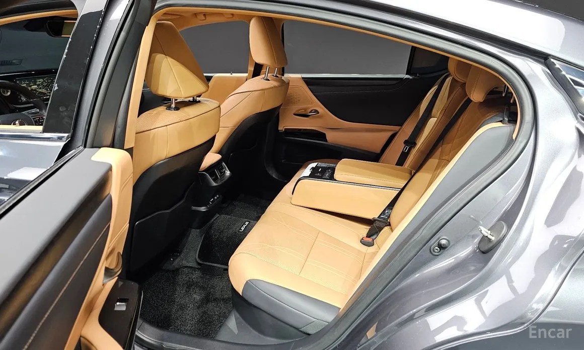 Фото 16 - Lexus ES