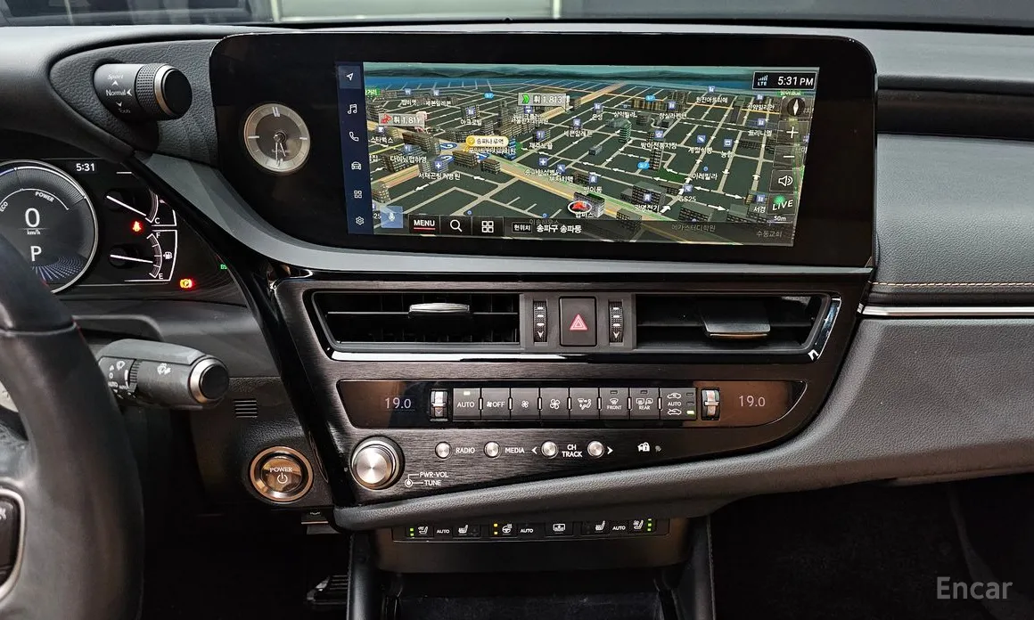 Фото 18 - Lexus ES