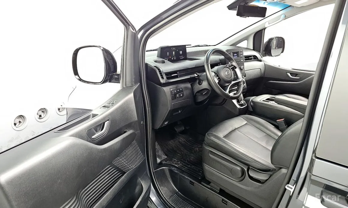 Photo 10 - Hyundai Staria