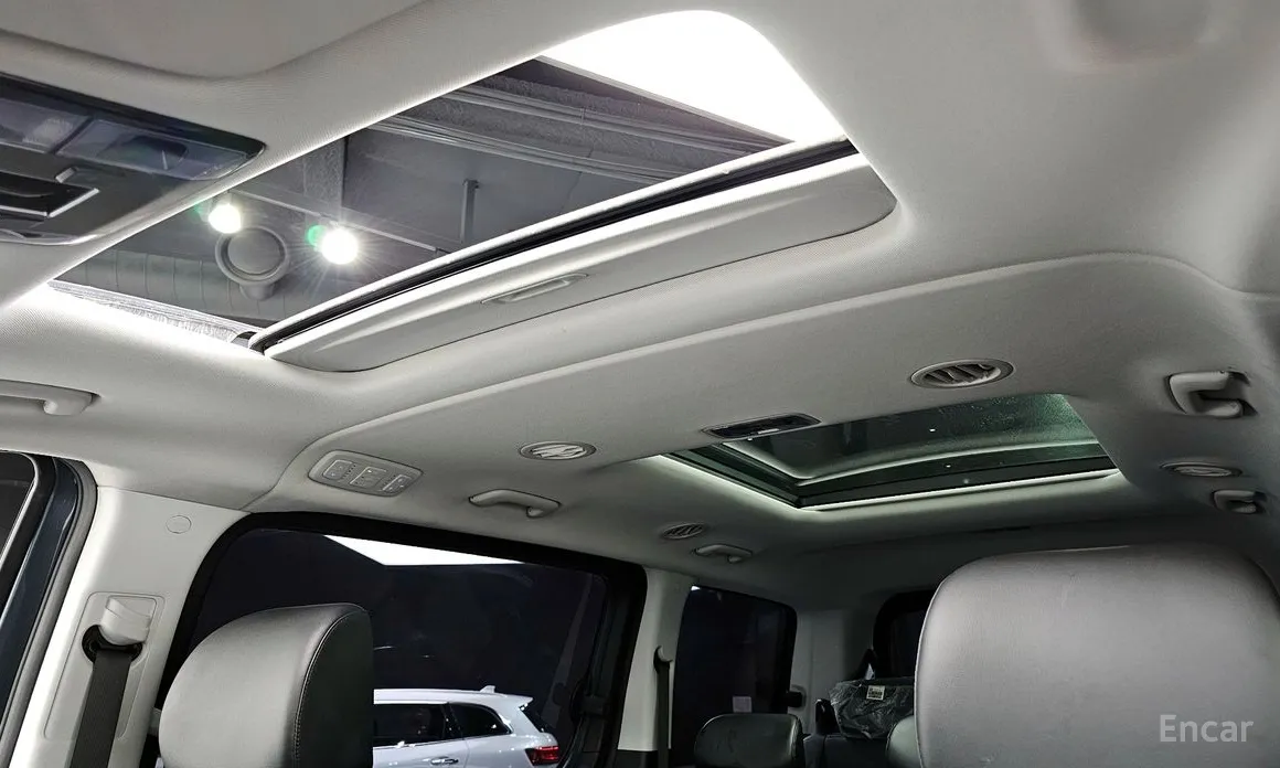 Photo 15 - Hyundai Staria