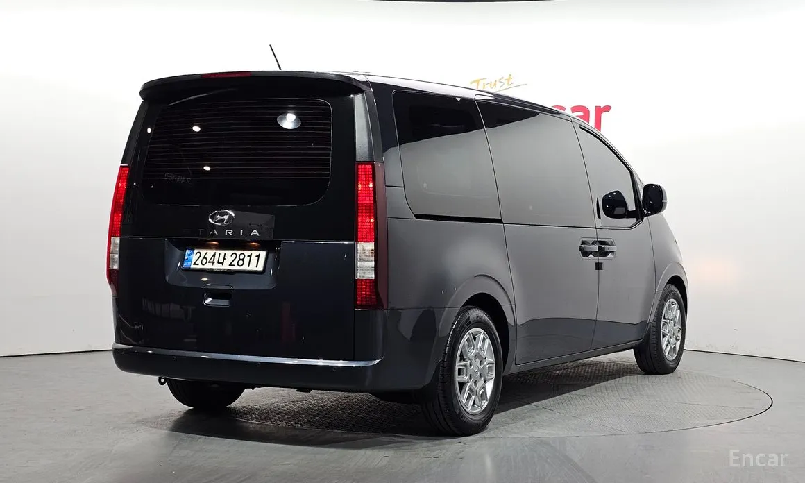 Photo 2 - Hyundai Staria