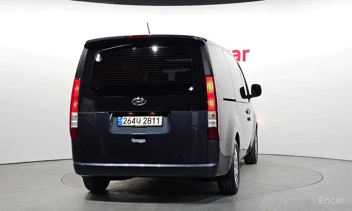 Photo 4 - Hyundai Staria