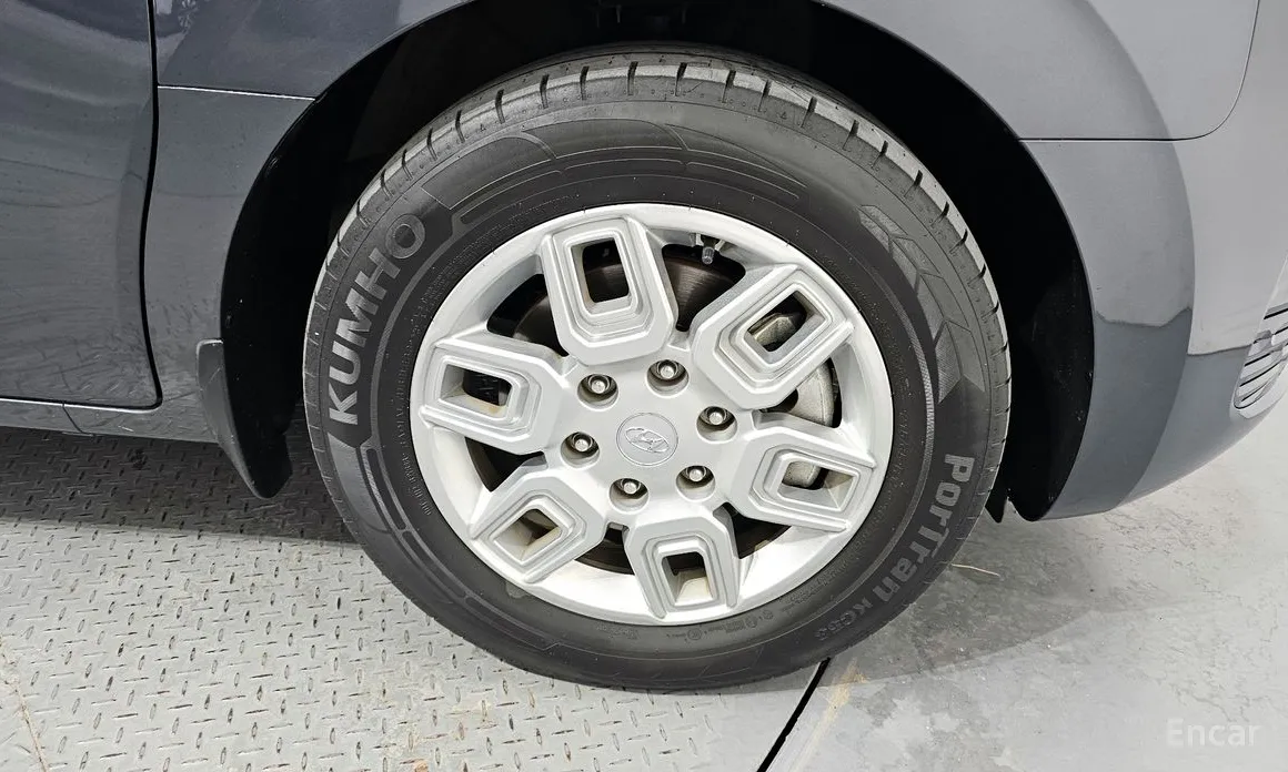 Photo 5 - Hyundai Staria