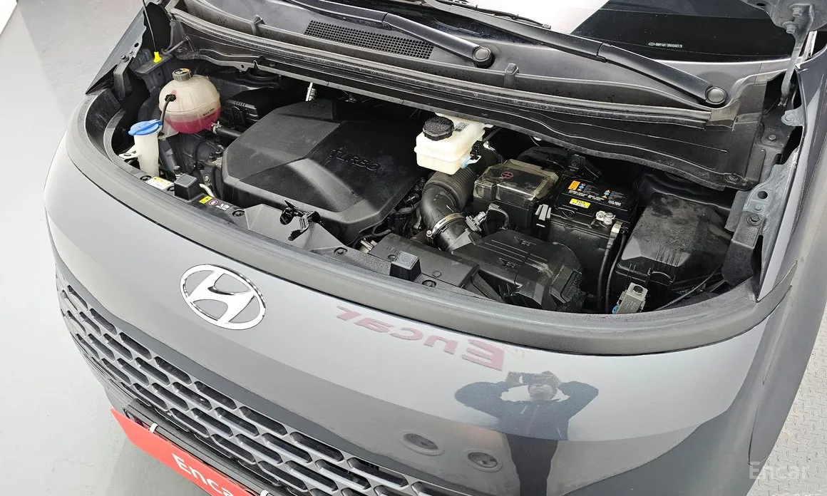 Photo 6 - Hyundai Staria