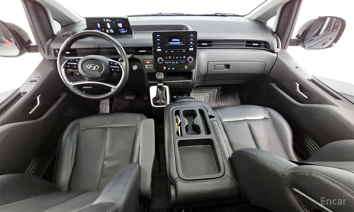 Photo 7 - Hyundai Staria