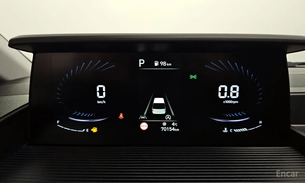 Photo 8 - Hyundai Staria