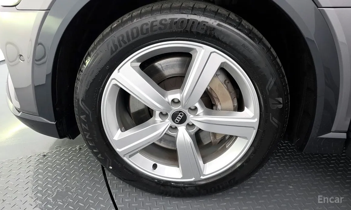 Фото 5 - Audi e-tron