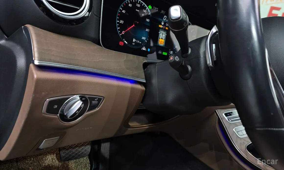 Фото 14 - Mercedes-Benz E-Class