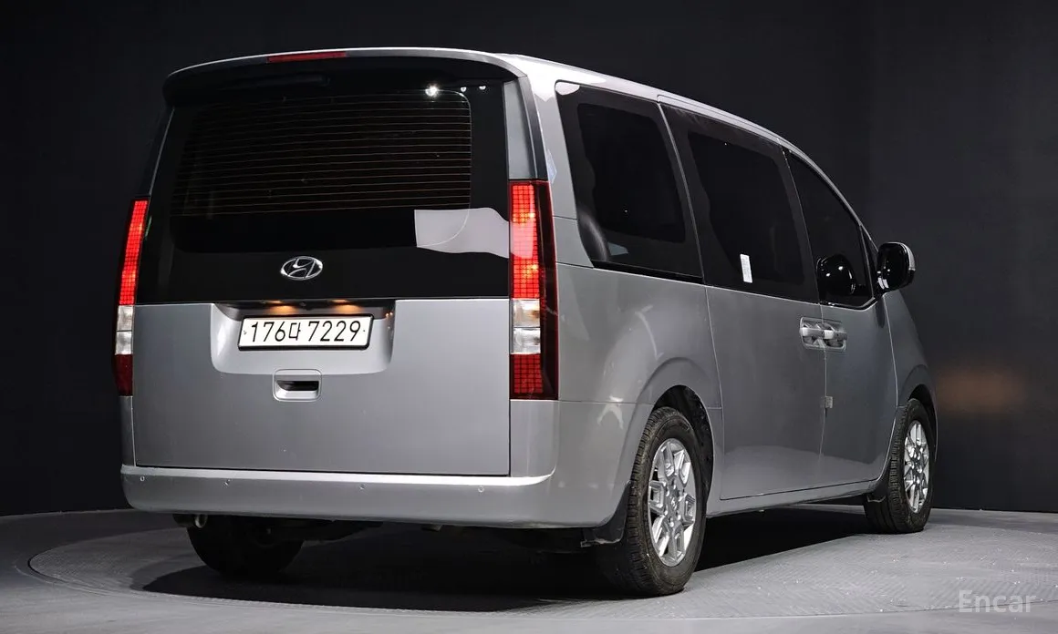 Фото 2 - Hyundai Staria