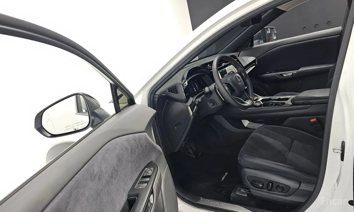 Фото 10 - Lexus RZ