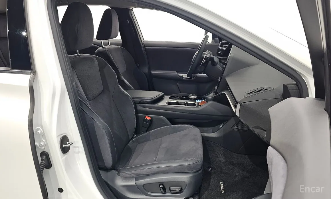 Фото 12 - Lexus RZ