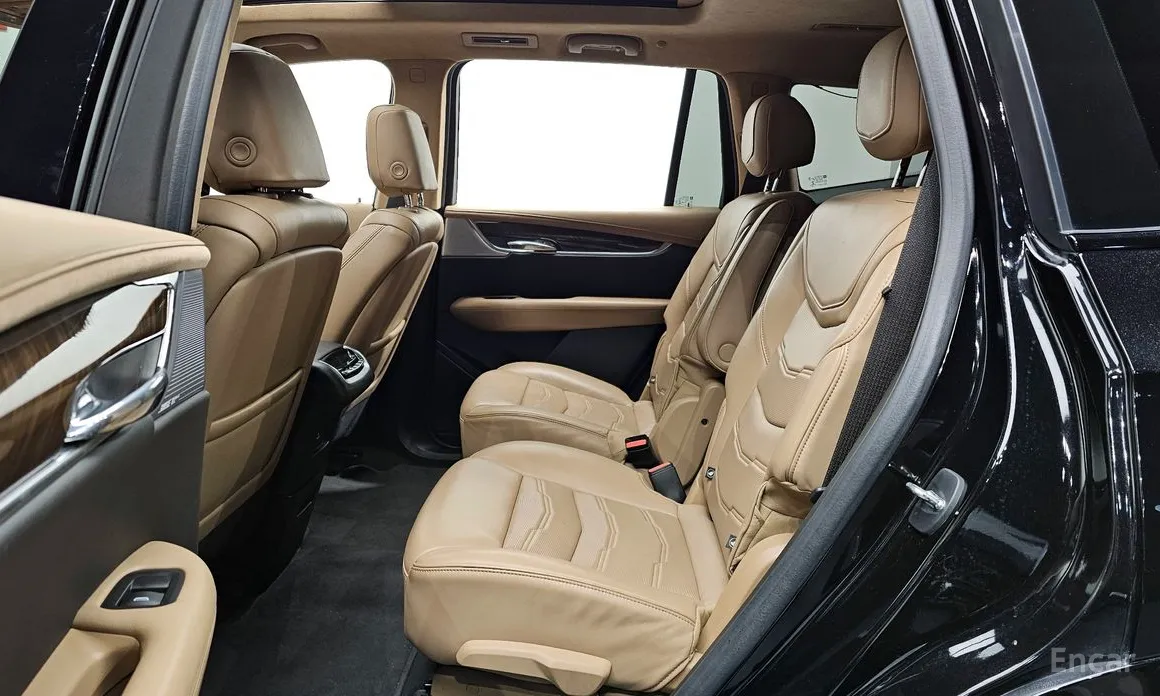 Фото 12 - Cadillac XT6