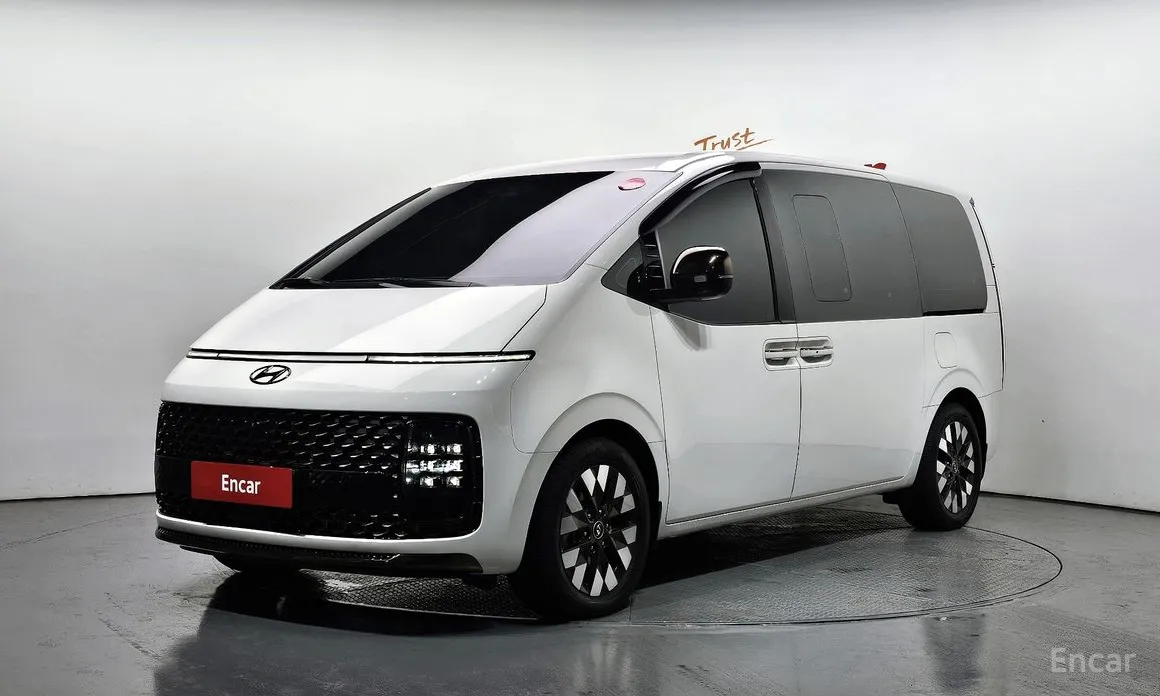 Фото 1 - Hyundai Staria