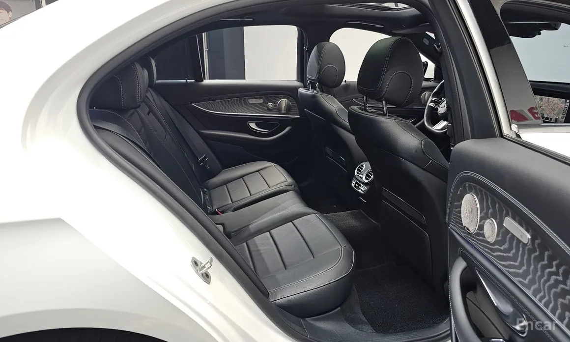 Фото 12 - Mercedes-Benz E-Class