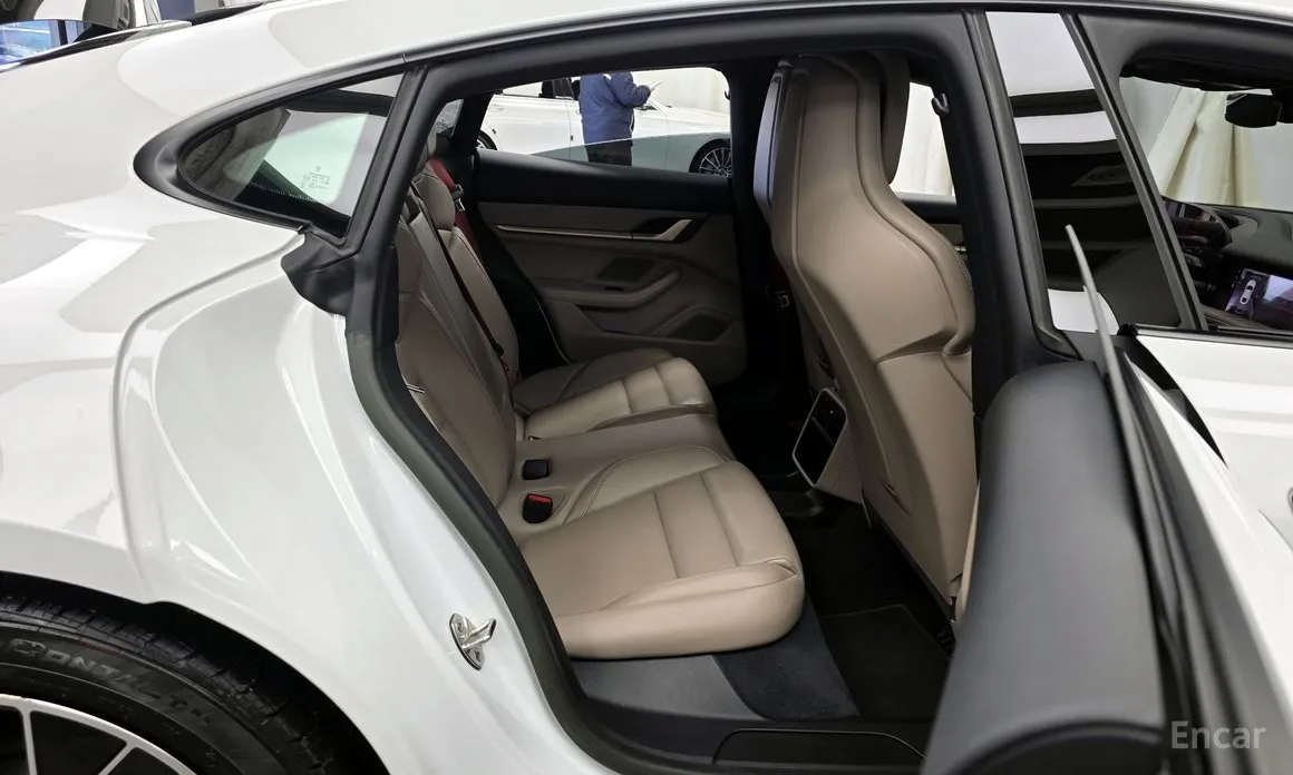 Фото 12 - Porsche Taycan