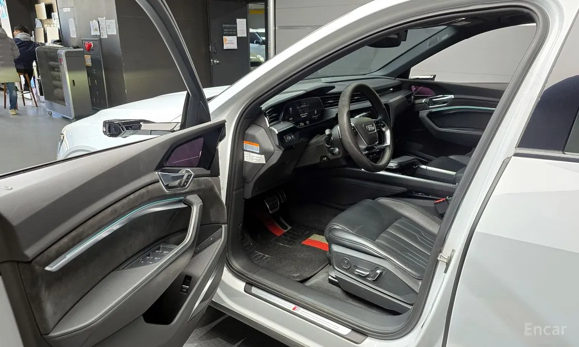 Фото 11 - Audi e-tron