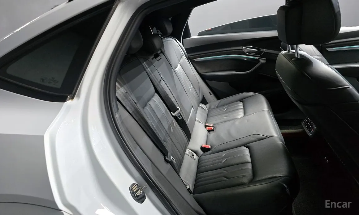 Фото 12 - Audi e-tron