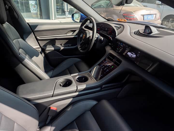 Фото 14 - Porsche Taycan