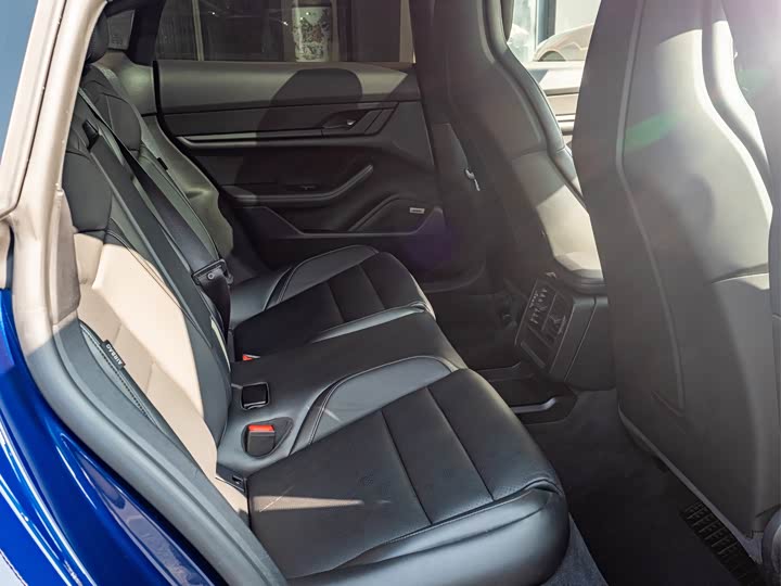 Фото 16 - Porsche Taycan