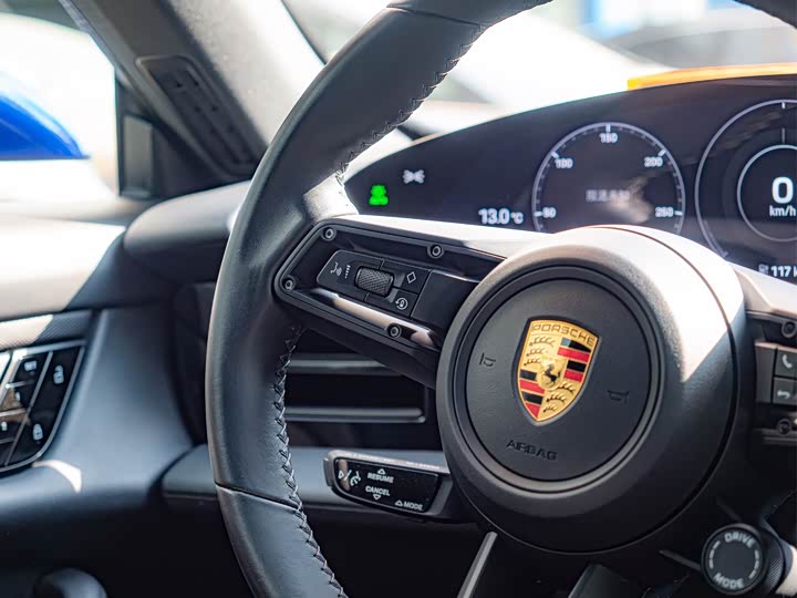 Фото 17 - Porsche Taycan