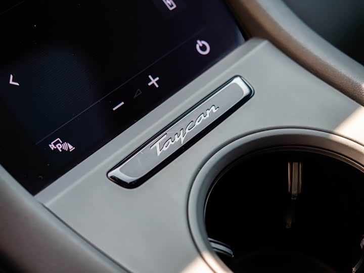 Фото 23 - Porsche Taycan