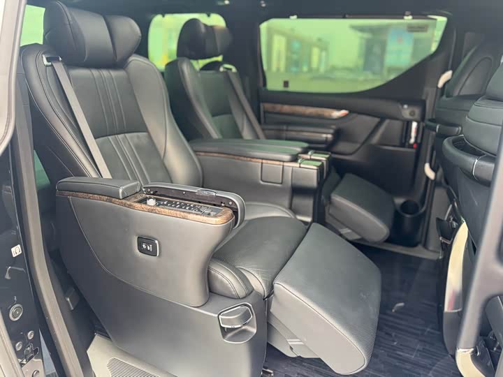 Фото 10 - Toyota Alphard