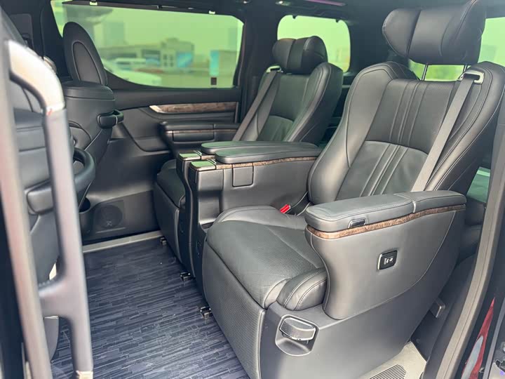 Фото 7 - Toyota Alphard