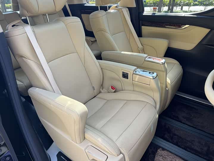 Фото 12 - Toyota Alphard