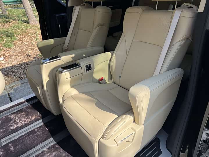 Фото 9 - Toyota Alphard