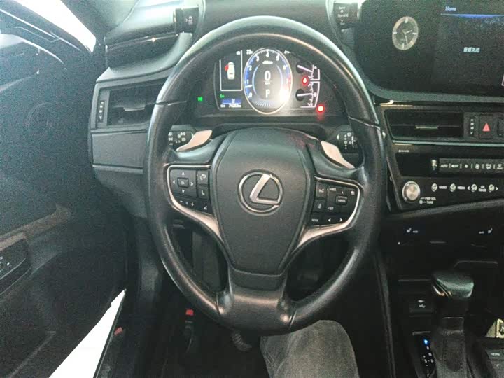 Фото 11 - Lexus ES