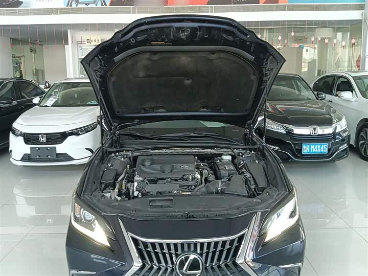 Фото 20 - Lexus ES