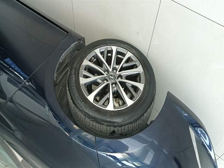 Фото 23 - Lexus ES