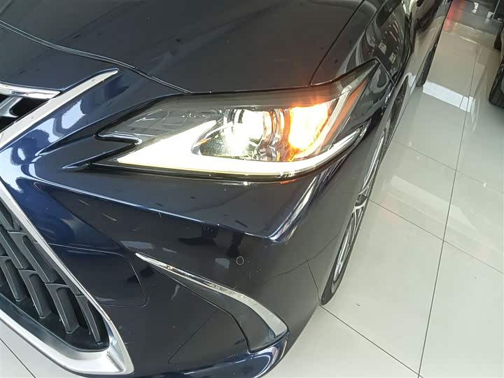 Фото 24 - Lexus ES