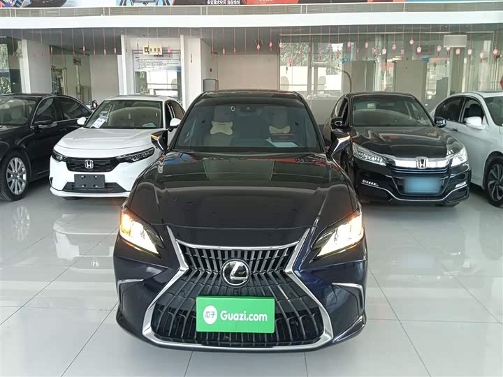 Фото 3 - Lexus ES