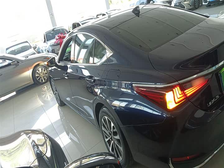 Фото 5 - Lexus ES