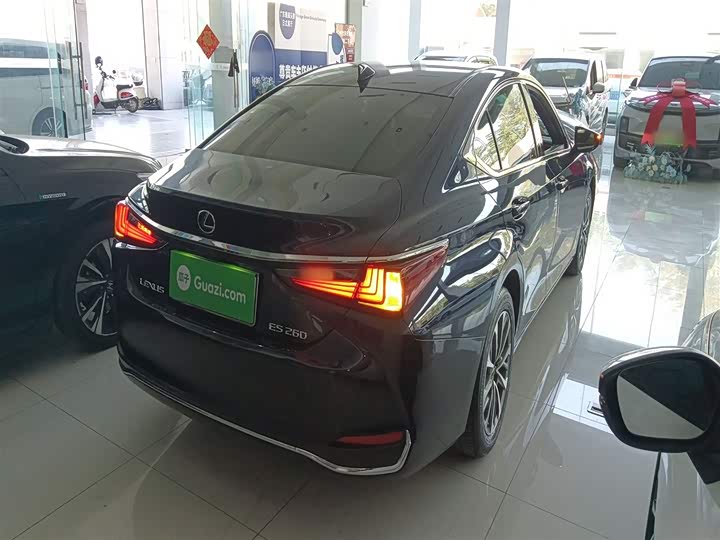 Фото 7 - Lexus ES