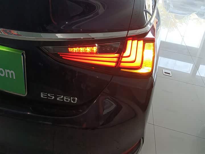 Фото 8 - Lexus ES