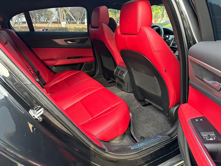 Фото 10 - Jaguar XE L