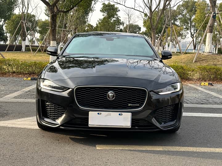 Фото 2 - Jaguar XE L